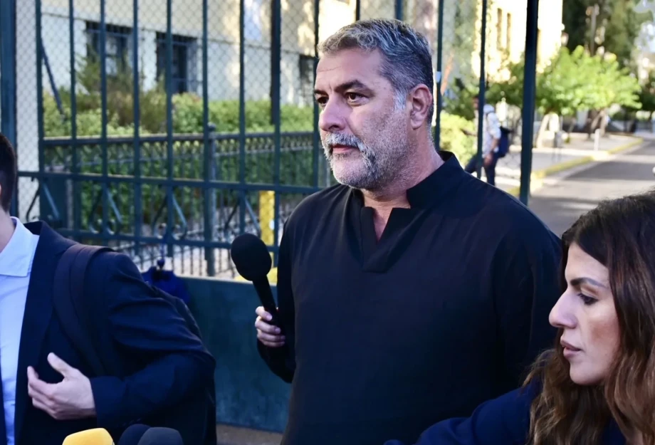 Καρέ-καρέ η αποχώρηση Μπισμπίκη από την Ευελπίδων & το παράπονο: «Έχω ακούσει από χθες… Μόνο ακούω…»