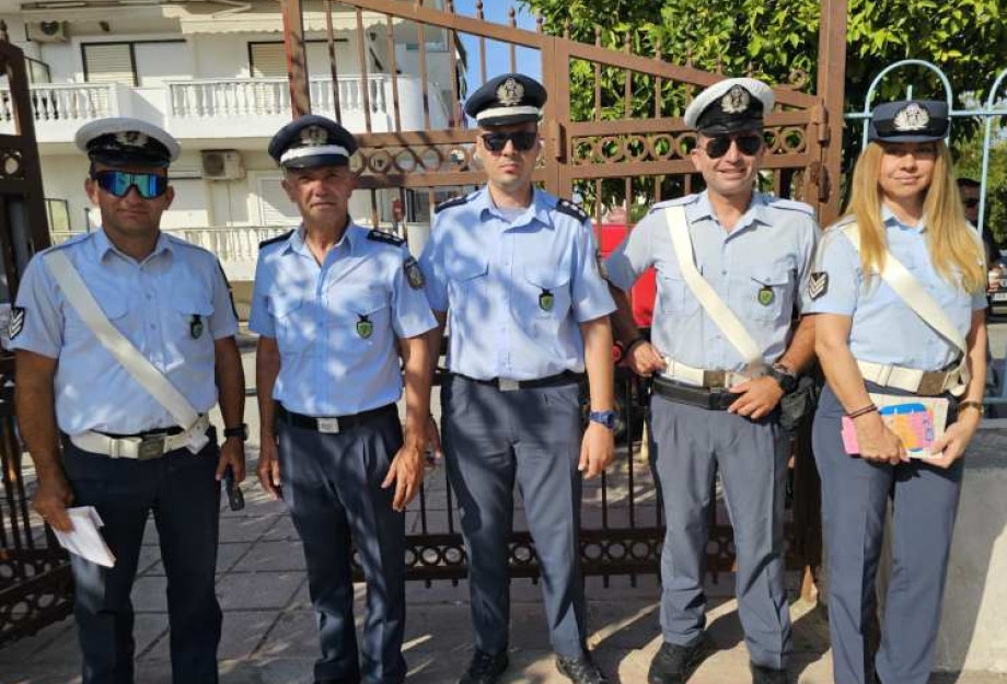 Αστυνομικοί μοίρασαν σε μαθητές ενημερωτικό υλικό για την οδική ασφάλεια