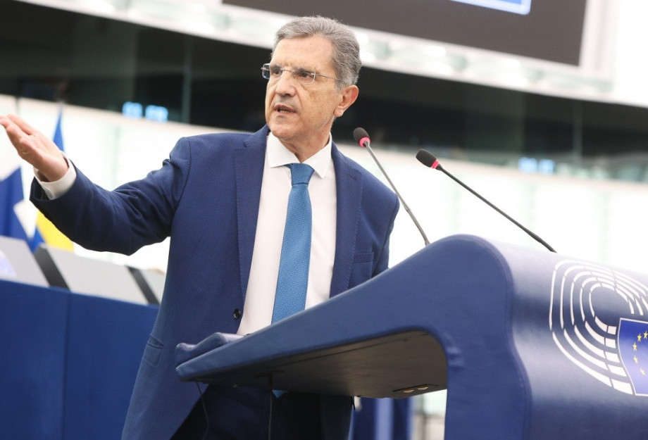 Απάντηση Κομισιόν σε Αυτιά: Επιπλέον 12 αεροσκάφη και 5 ελικόπτερα για την αντιμετώπιση των πυρκαγιών στην Ευρώπη Απάντηση Κομισιόν σε Αυτιά: Επιπλέον 12 αεροσκάφη και 5 ελικόπτερα για την αντιμετώπιση των πυρκαγιών στην Ευρώπη