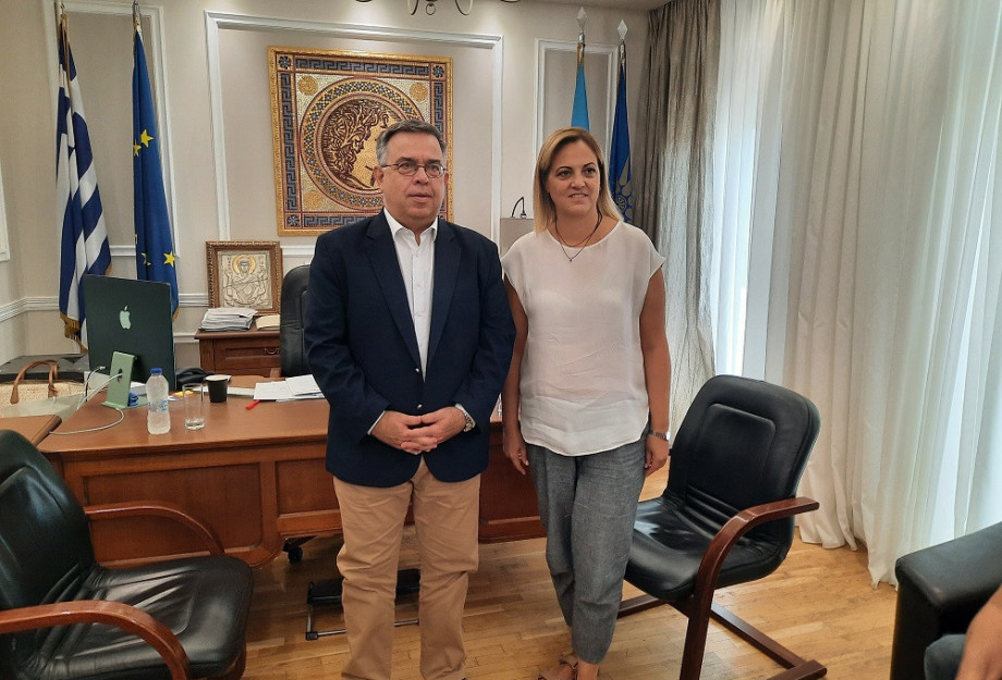 Ο Δημήτρης Γαλαμάτης στην Δήμαρχο Σερρών Βαρβάρα Μητλιάγκα