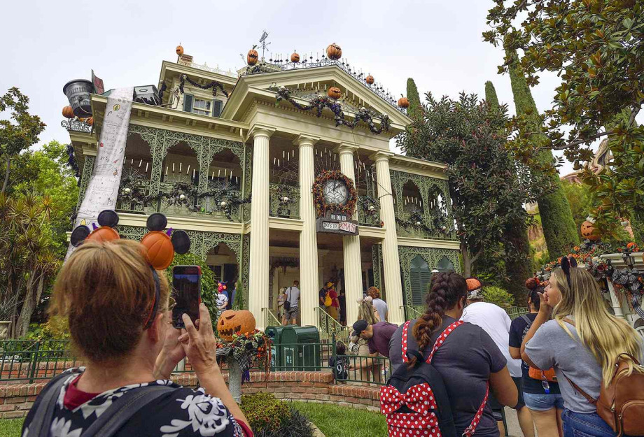 Θρίλερ στη Disneyland: Γυναίκα πέθανε έπειτα από βόλτα στο Haunted Mansion Θρίλερ στη Disneyland: Γυναίκα πέθανε έπειτα από βόλτα στο Haunted Mansion