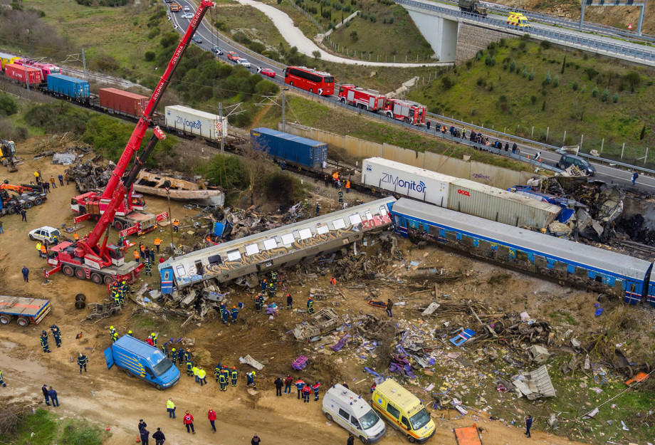 Κίνηση-ματ για Τέμπη: «Εάν η αιτία της πυρόσφαιρας είναι τα έλαια σιλικόνης, υπεύθυνες οι Bayer και Siemens»