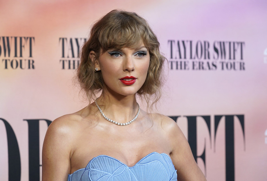 Taylor Swift: Αποχωρίστηκε το iconic κόκκινο κραγιόν και η νέα απόχρωση της ταιριάζει πολύ Taylor Swift: Αποχωρίστηκε το iconic κόκκινο κραγιόν και η νέα απόχρωση της ταιριάζει πολύ