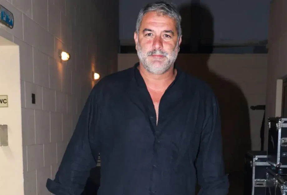 Στο Τμήμα ο Βασίλης Μπισμπίκης μετά τις ζημιές σε 10 αυτοκίνητα στη Φιλοθέη