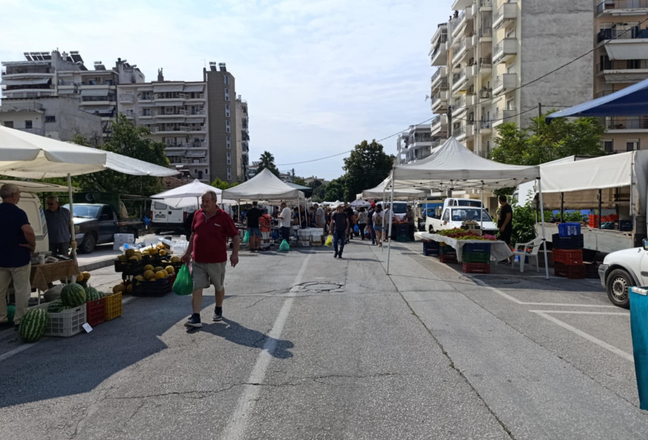 Μαθήτριες και μαθητές του 5ου Γυμνασίου στη λαϊκή αγορά Σερρών για να ενισχύσουν την Κοινωνική κουζίνα του Δήμου Σερρών