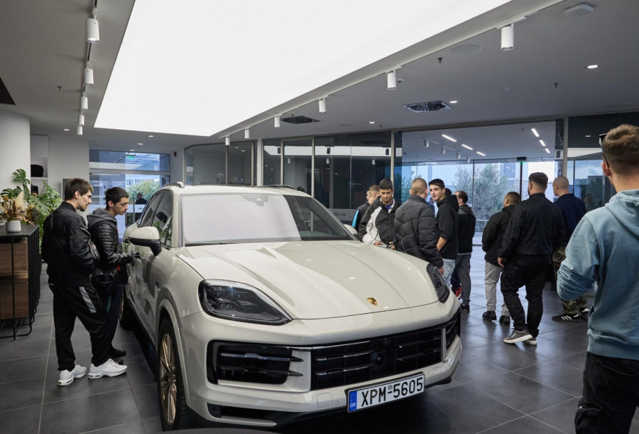 Η Porsche ενισχύει τις σχολές μαθητείας της ΔΥΠΑ στη Θεσσαλία με δωρεά σύγχρονων εργαλειοφόρων
