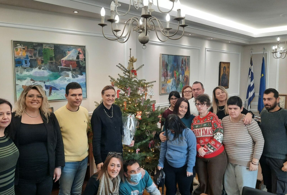 Τα παιδιά του ΚΔΑΠ ΜΕΑ Δήμου Σερρών στόλισαν τα χριστουγεννιάτικα δέντρα στο Δημαρχείο