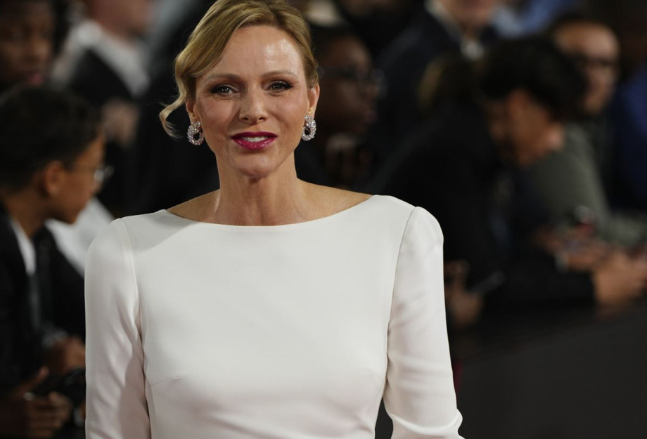 Κάντο όπως η Carrie | Η πριγκίπισσα Charlene με φόρεμα - κάπα & γόβες Manolo Blahnik