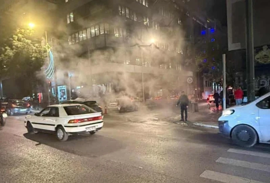 Φωτιά σε όχημα στη Συγγρού: Αυξημένη η κίνηση, κλειστή η Πετμεζά