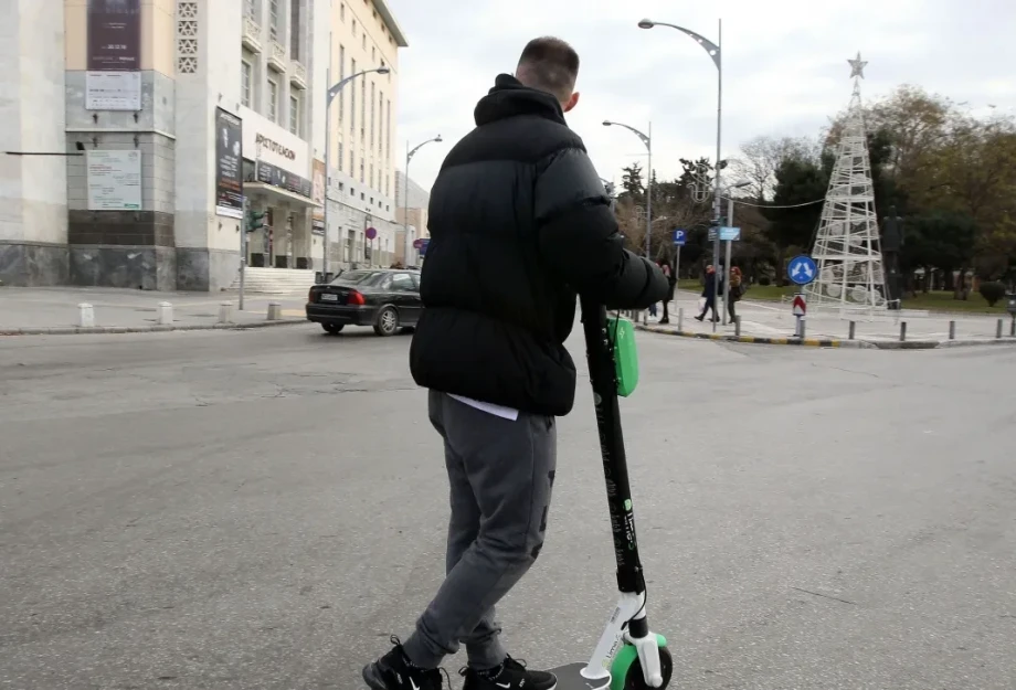 Θεσσαλονίκη: Ελεύθερος με επιτήρηση ο 13χρονος που άρπαξε πατίνι από νεαρό απειλώντας τον με μαχαίρι