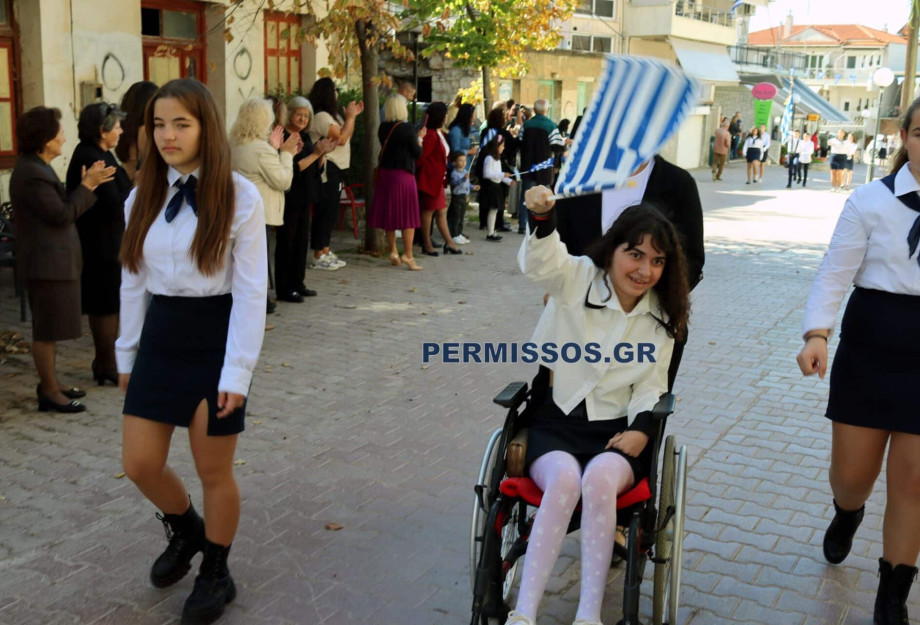 Συγκινητική στιγμή – Η πρώτη παρέλαση της μικρής Αλεξίας μετά τον τραυματισμό της από αδέσποτη σφαίρα Συγκινητική στιγμή – Η πρώτη παρέλαση της μικρής Αλεξίας μετά τον τραυματισμό της από αδέσποτη σφαίρα