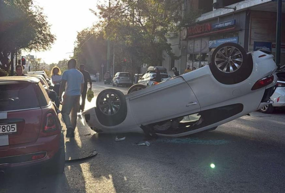 Τροχαίο στην Υμηττού στο ύψος του Παγκρατίου - «Τούμπαρε» αυτοκίνητο