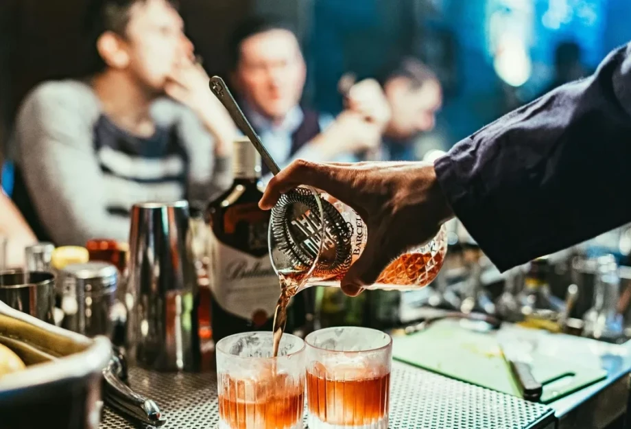 Θεσσαλονίκη: Δύο συλλήψεις εργαζομένων σε μπαρ - Επέτρεψαν σε 16χρονες να πιούνε αλκοόλ