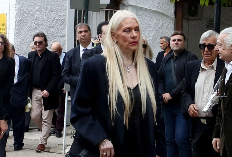 Το τελευταίο «αντίο» στον Γιώργο Νιάρχο – Καταρρακωμένη η Μάρα Θρασυβουλίδου