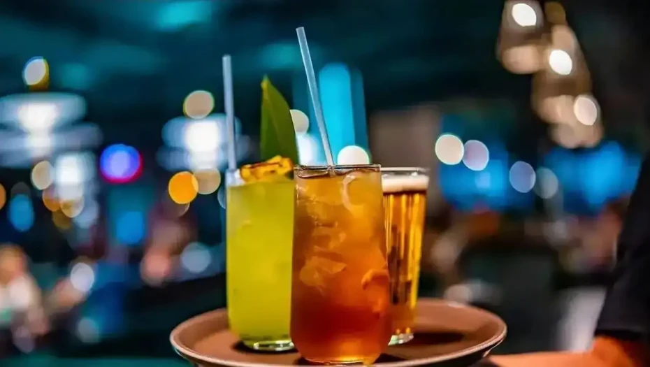 Μπουρνάζι: Στο νοσοκομείο ανήλικος μετά από κατανάλωση αλκοόλ – Συνελήφθη ο υπεύθυνος του κλαμπ