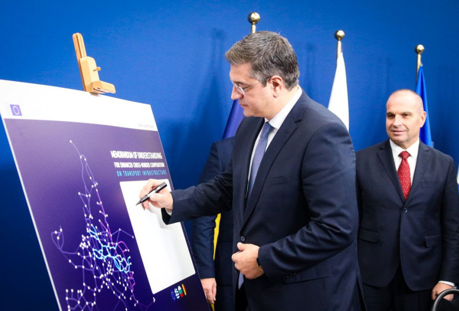 Υπογράφηκε το σύμφωνο συνεργασίας για την κατασκευή του σιδηροδρομικού και οδικού άξονα Ελλάδας-Βουλγαρίας-Ρουμανίας