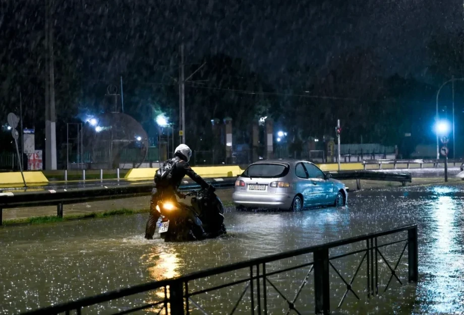 Η κακοκαιρία «Adel» έφτασε και στην Αττική - Πού υπάρχουν προβλήματα από την καταιγίδα