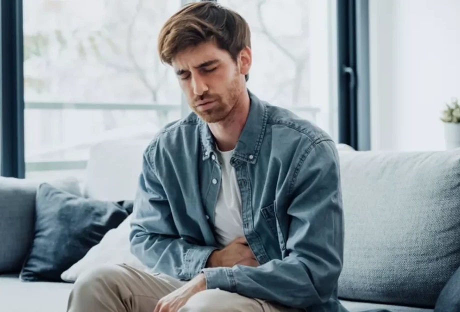 Ποιο πρόβλημα του παχέος εντέρου κρύβει ο επίμονος πόνος στην κοιλιά – Ο γαστρεντερολόγος απαντά