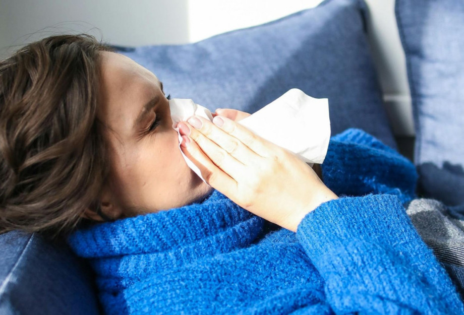 Εξαπλώνεται ο ιός της γρίπης H3N2: ποια είναι τα συμπτώματα της, τι να προσέξετε
