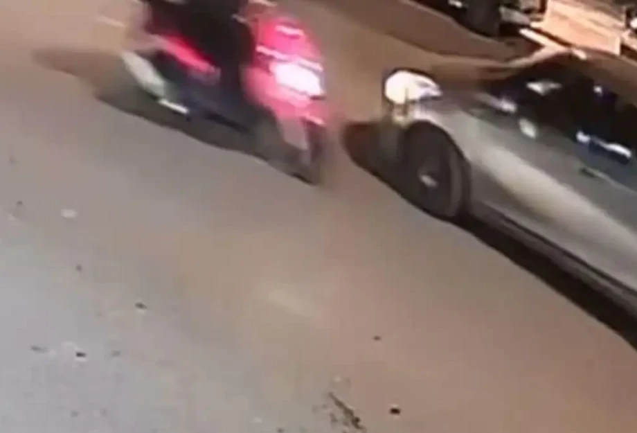 Τροχαίο στον Κολωνό: Η στιγμή που μεθυσμένη οδηγός μηχανής συγκρούεται με δύο αυτοκίνητα και μία μοτοσικλέτα