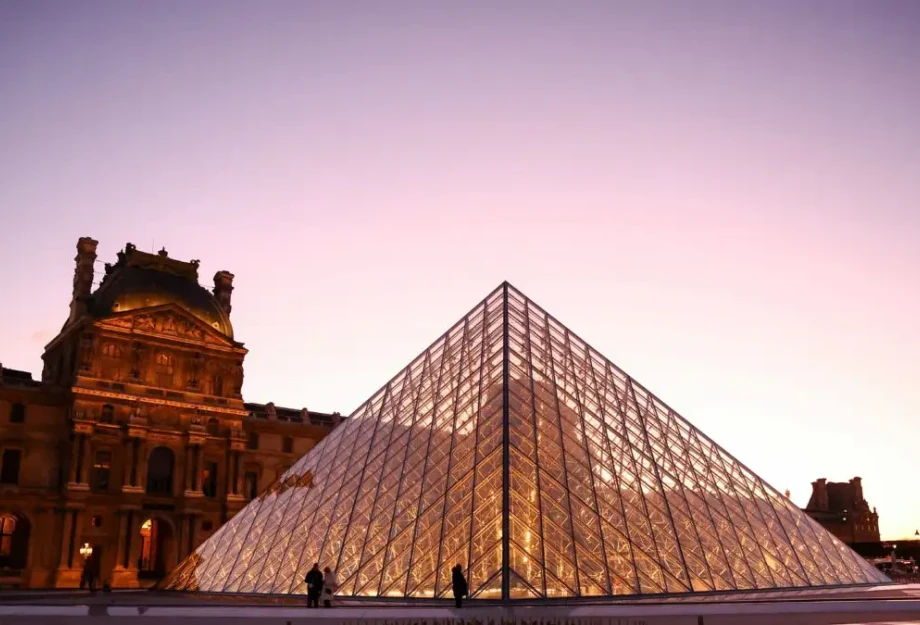 Διαρροή νερού στο Λούβρο «έπνιξε» 400 σπάνια βιβλία στο Τμήμα Αιγυπτιακών Αρχαιοτήτων