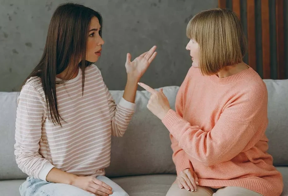 Τοξικοί συγγενείς: 5 τρόποι να προστατευτείτε χωρίς να τους κλείσετε την πόρτα