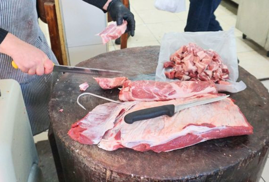 Προσπάθεια κάνουν οι κρεοπώλες του Νομού Σερρών να συγκρατήσουν τις τιμές του κρέατος