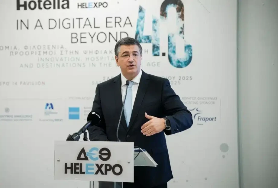 Ο Απόστολος Τζιτζικώστας στα εγκαίνια της Philoxenia μετά από Μόντρεαλ, Τόκιο, Νέα Υόρκη και Ριάντ