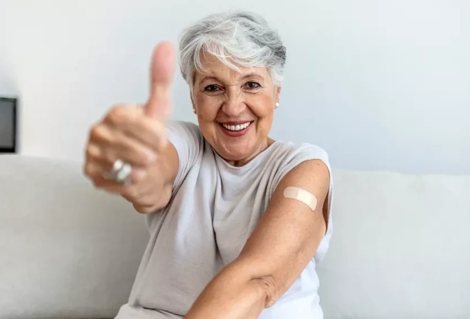 Γιατί τα εμβόλια «δουλεύουν» λιγότερο μετά τα 65; Οι ειδικοί εξηγούν