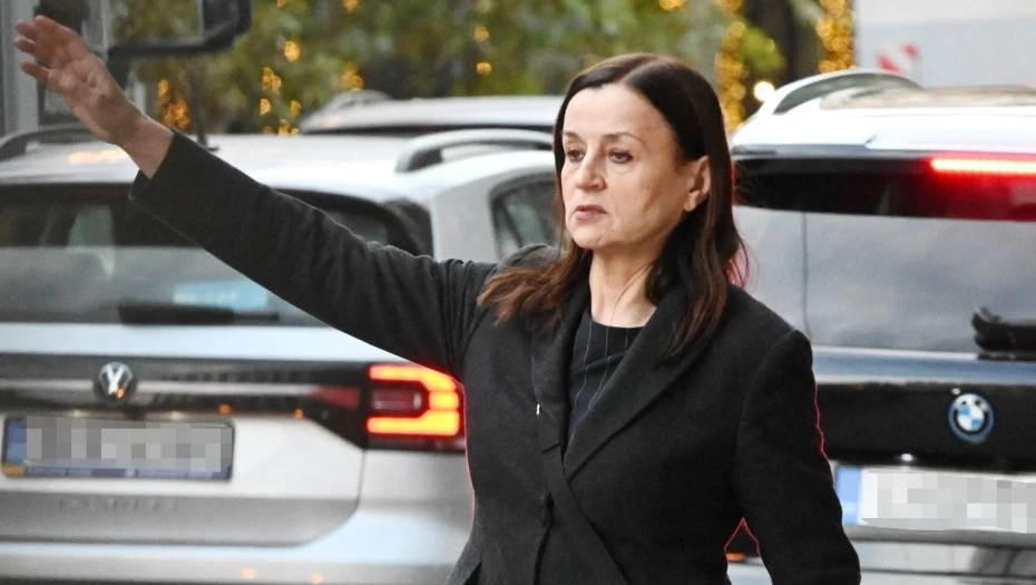 Καρυοφυλλιά Καραμπέτη: Σικ σε κάθε στιγμή της - Φωτό από το κέντρο της Αθήνας ενώ ψάχνει ταξί!