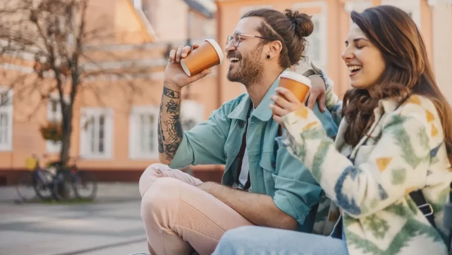 Παίρνετε καφέ απ' έξω; Μαζί του πίνετε και χιλιάδες μικροπλαστικά – Το ποτήρι κάνει τη διαφορά