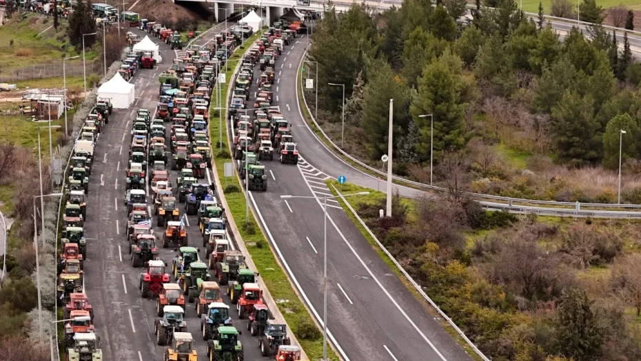 Οι αγρότες από το μπλόκο της Νίκαιας προτείνουν 48ωρο πανελλαδικό μπλακ άουτ μετά τα Θεοφάνεια