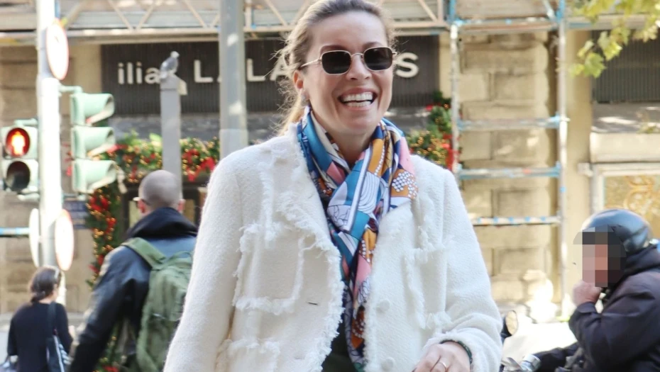 Μαριέττα Χρουσαλά: Κομψή και με χαμόγελο στους δρόμους της Αθήνας