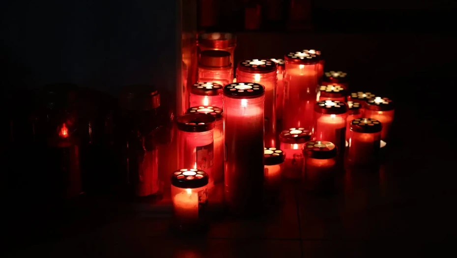 Άλκης Καμπανός: 19 κεριά στο σημείο που δολοφονήθηκε στη Θεσσαλονίκη 4 χρόνια μετά τη δολοφονία του