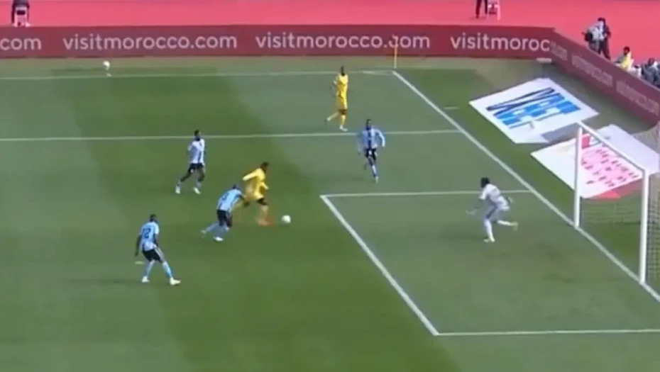 Σοκαριστική στιγμή στο Copa Africa: Κατέρρευσε ο τερματοφύλακας Ζεσούς Οβόνο