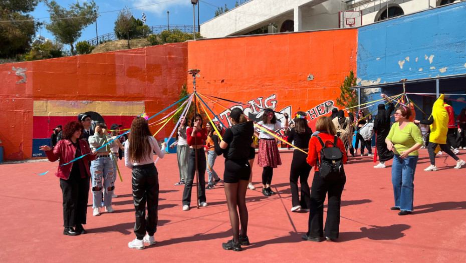 Μαθήτριες και μαθητές αναβιώνουν το «γαϊτανάκι» στην πλατεία Ελευθερίας