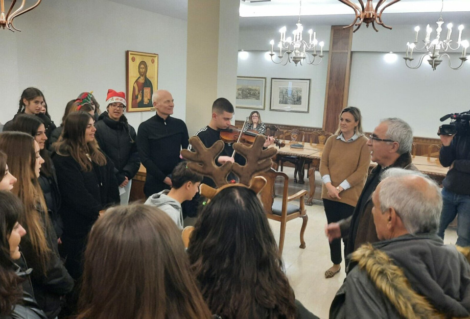 Στο Δημαρχείο Σερρών μαθήτριες και μαθητές έψαλαν τα κάλαντα