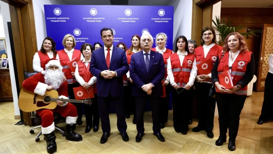 Χριστουγεννιάτικα κάλαντα από εθελοντές του Ελληνικού Ερυθρού Σταυρού στον Υπουργό Υγείας Άδωνι Γεωργιάδη