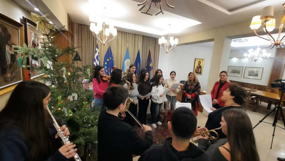 Τα κάλαντα των Χριστουγέννων στο Δημαρχείο από τους μαθητές του Μουσικού Σχολείου και τον Σύλλογο Εβριτών Ν. Σερρών