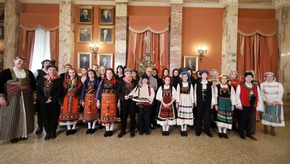 Το Μέγαρο της Βουλής: Πλημμύρισε με κάλαντα και παραδοσιακούς χορούς