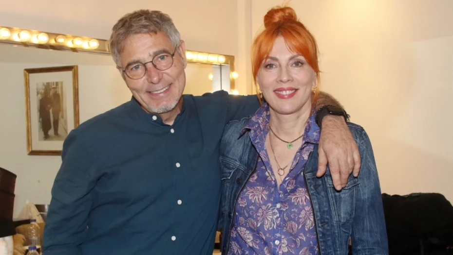 Σμαράγδα Καρύδη - Θοδωρής Αθερίδης: 23 χρόνια μαζί στη ζωή, στη σκηνή και στην οθόνη, το άλμπουμ της κοινής τους διαδρομής