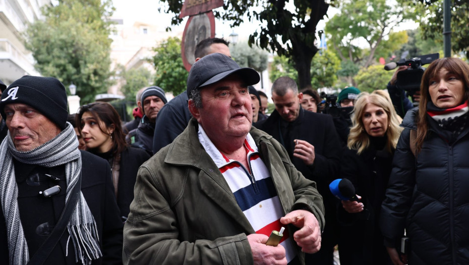 Ανεστίδης έξω από το Μαμίμου: "Να μας δώσουν τα κλεμμένα λεφτά που μας έτρωγαν"