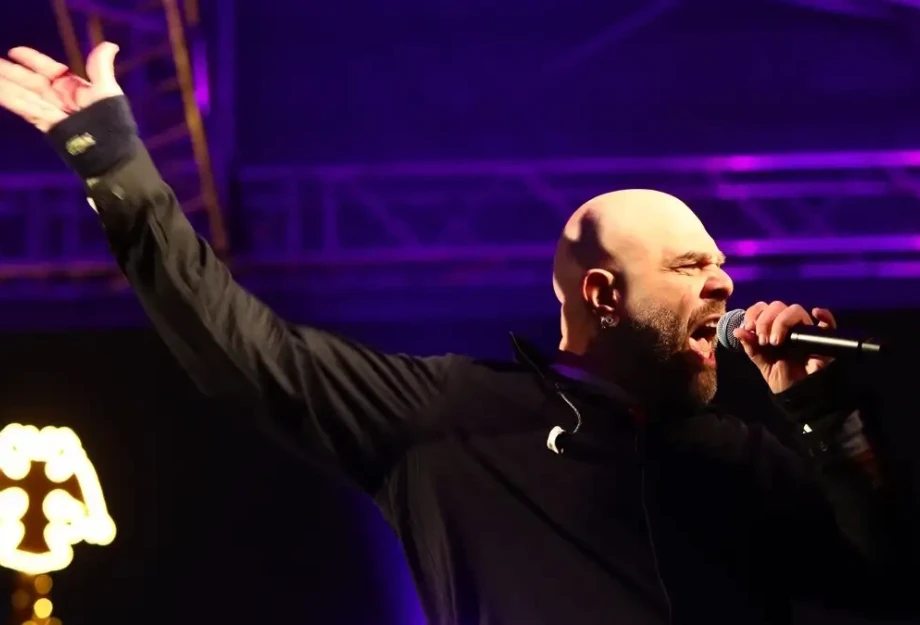 Ο Stavento δάκρυσε στη γιορτή της ΑΕΚ και ξεσήκωσε τον κόσμο με σύνθημα για την Ένωση έξω από την OPAP Arena