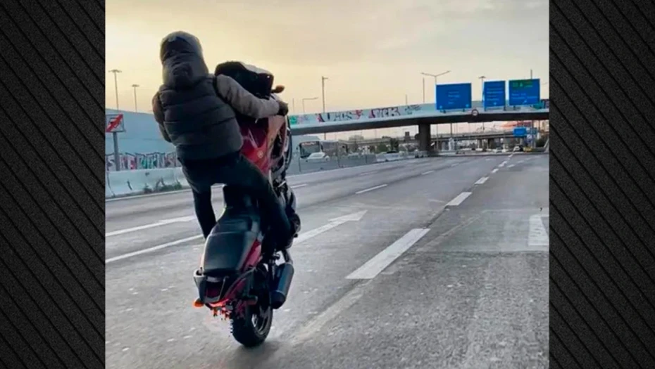 Συνελήφθησαν νεαροί που έτρεχαν με μηχανές και έκαναν σούζες στη λεωφόρο Αθηνών, οι δύο δεν είχαν καν δίπλωμα