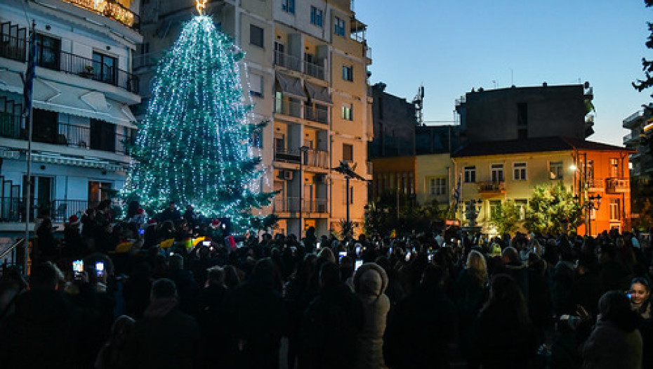 Οι νέοι της Εκκλησίας: Φωταγώγησαν το χριστουγεννιάτικο δένδρο τους