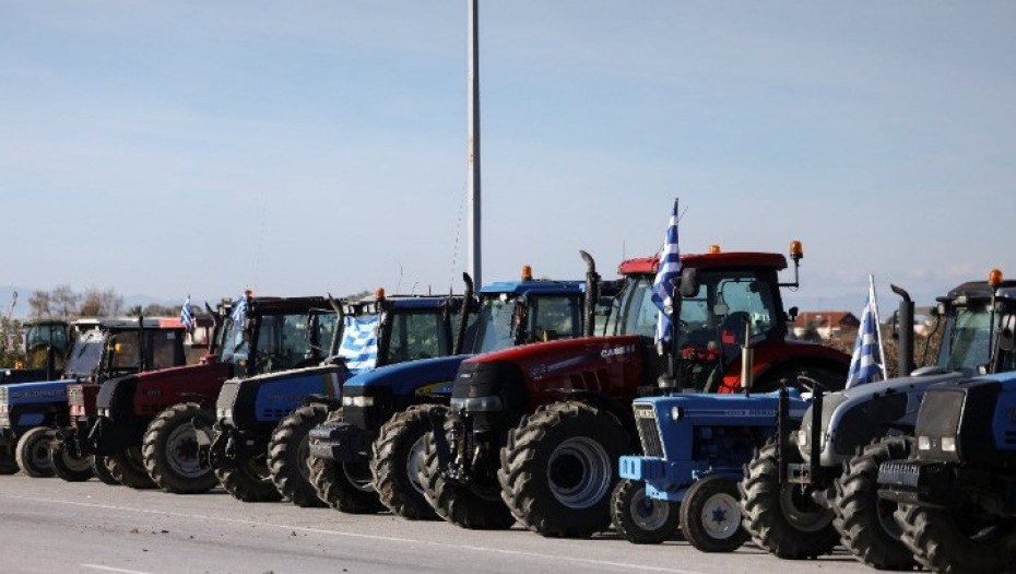 Χριστουγεννιάτικη Επανάσταση… με τρακτέρ και λαμπάκια