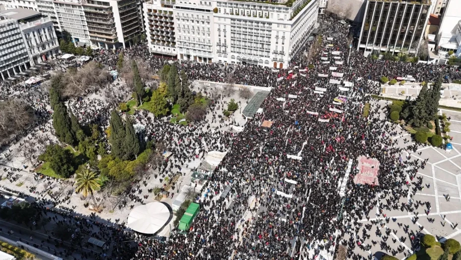 Τρία χρόνια από τα Τέμπη: Γέμισε με κόσμο η πλατεία Συντάγματος – Σε εξέλιξη η διαδήλωση