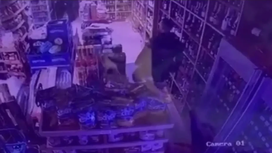 Θεσσαλονίκη: Διαρρήκτες εισέβαλαν σε κάβα – Ένας εντοπίστηκε σφηνωμένος στο φρεάτιο του ασανσέρ