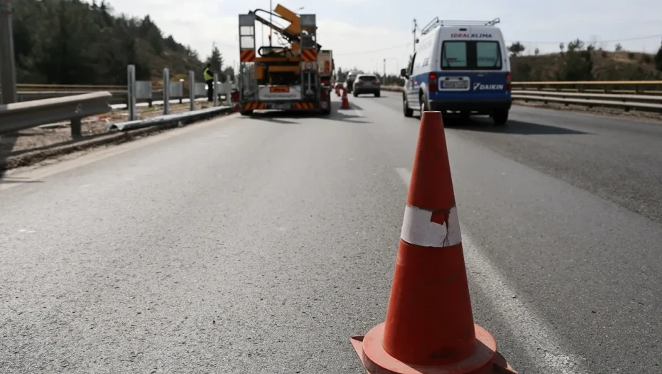 Εργασίες τοποθέτησης στηθαίων στην Εθνική Οδό Θεσσαλονίκης- Νέων Μουδανιών από την Περιφέρεια Κεντρικής Μακεδονίας