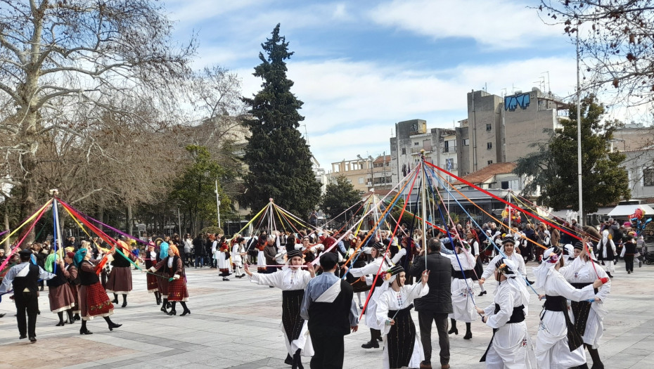 Μαθήτριες και μαθητές «έντυσαν» με χρώμα το κέντρο των Σερρών με το γαϊτανάκι